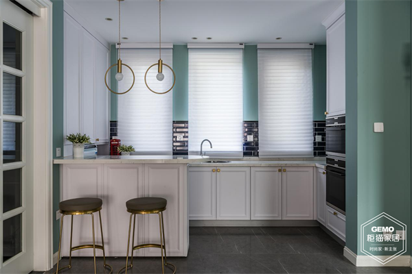 定制家具是當(dāng)下消費(fèi)者選擇家裝的重要方式，熱度更是一直持續(xù)，定制家具有很多優(yōu)勢，當(dāng)然也有一些細(xì)節(jié)消費(fèi)者要特別注意，